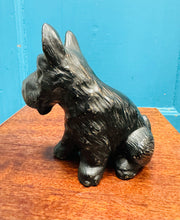 Load image into Gallery viewer, Ci Scottie seramig du Art Deco o’r 30au / Art Deco ceramic black Scottie dog from the 30s
