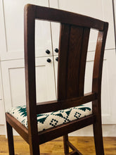 Load image into Gallery viewer, Cadair dderw ‘Chanchellor’ o 1960 wedi’i orchuddio gyda Blanced Brethyn Cymreig hufen a gwyrdd tywyll / 
‘Chanchellor’ oak chair from 1960 covered in a cream and dark green Welsh Tapestry blanket
