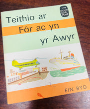 Load image into Gallery viewer, Llyfr ‘Teithio ar Fôr ac yn yr awyr’ o gyfres ‘Geiriau eich Plant’ o 1969 / ‘Teithio ar Fôr ac yn yr awyr’ book from the ‘Geiriau eich Plant’ series from 1969
