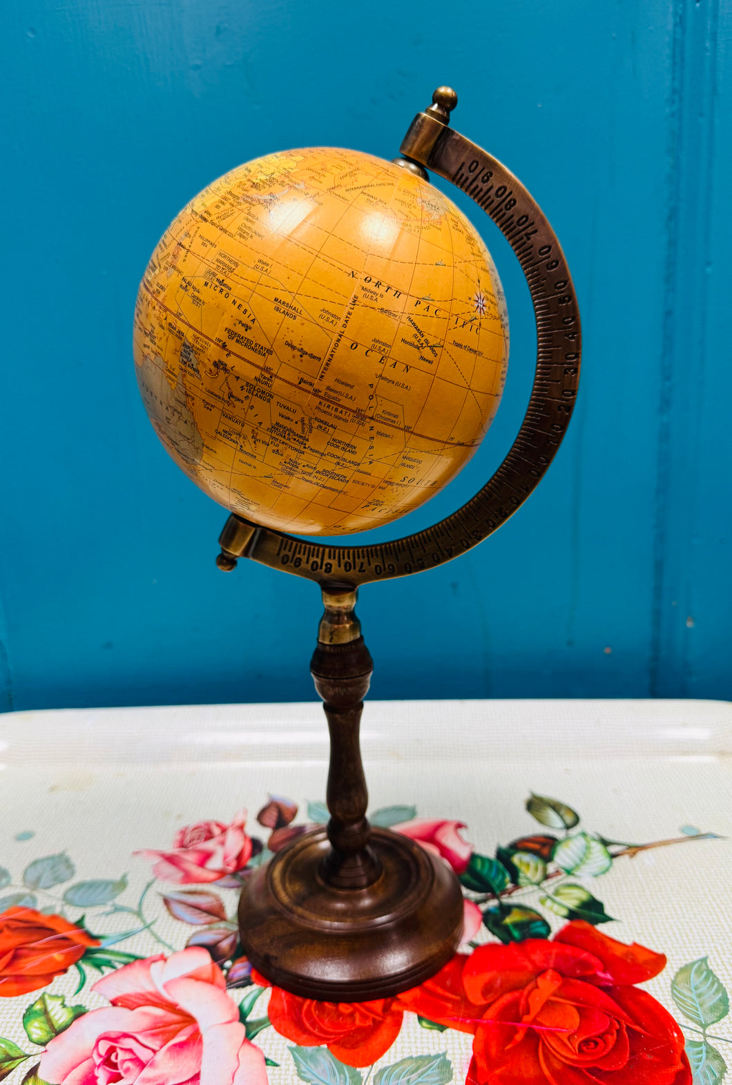 Glôb brown ar stand pren / Brown globe on wooden stand