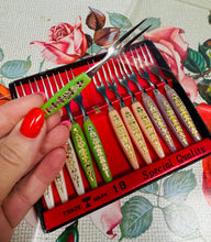 Load image into Gallery viewer, Ffyrc cocktail bychan Retro yn eu bocs gwreiddiol o’r 60au / Retro mini cocktail forks in their original box from the 60s
