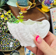 Load image into Gallery viewer, Dysgl fechan ‘bone china’ Coalpoart siâp cragen / White Coalport bone china small dish shell shaped

