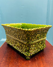 Load image into Gallery viewer, Planter Ward Vintage gwyrdd olewydd petrual / Ward olive green rectangular Vintage planter
