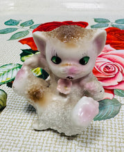 Load image into Gallery viewer, Ffigwr cath Kitsch Vintage o’r 50au / Vintage Kitsch kitten figure from the 50s
