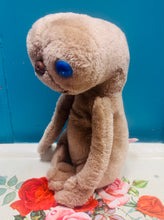 Load image into Gallery viewer, Tegan meddal E.T. gwreiddiol o 1982 / Original E.T. Soft toy from 1982
