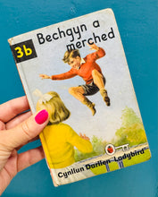 Load image into Gallery viewer, Llyfr Ladybird Cymraeg ‘Bechgyn a Merched’ prin o 1969 / Rare Welsh ‘Bechgyn a Merched’ Ladybird book from 1969
