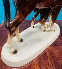 Load image into Gallery viewer, Ffigwr seramig Almeinig Hertwig ceffyl ac ebol Vintage o’r 60au / Vintage 1960s Hertwig German horse and foal figurine

