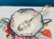 Load image into Gallery viewer, Powlen weini James Kent flodeuog wyth ochr Vintage mewn stand EPNS a llwy weini fawr / Vintage floral octagonal James Kent serving bowl in an EPNS stand and with a large serving spoon
