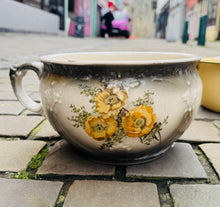Load image into Gallery viewer, Pot dan gwely seramig blodeuog Hynafol / Antique ceramic floral Chamber Pot
