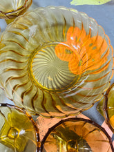 Load image into Gallery viewer, Set o 6 bowlen fach ac un bowlen gweini gwydr amber Art Deco / Art Deco set of 6 amber glass small bowls and a serving bowl
