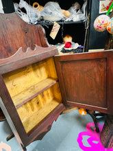 Load image into Gallery viewer, Cwpwrdd Vintage sydd yn mynd ar wal wedi ei wneud allan o hen focsys / Vintage wall cupboard made out of old boxes
