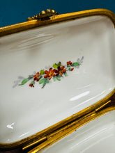 Load image into Gallery viewer, Bocs trinkets seramig Vintage Au Grand Siècle, Paris, wedi ei beintio â llaw / Vintage hand painted Au Grand Siècle, Paris, ceramic trinket box
