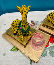 Load image into Gallery viewer, Canhwyllbren Quirky gwydr pinc, llyfr aur a Jiraff / Quirky pink glass, gold book and Giraffe candlestick holder
