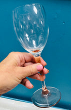 Load image into Gallery viewer, Set o 4 o wydrau gwin Luminarc Ffrengig Vintage gyda choesau rhuddliw / Set of 4 Luminarc French wine glasses with rose coloured stem
