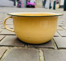 Load image into Gallery viewer, Pot dan gwely enamel melyn ac ymyl gwyrdd Hynafol / Antique yellow and green rim enamel Chamber Pot
