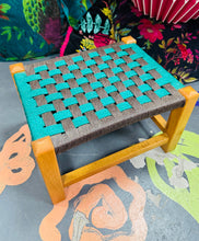 Load image into Gallery viewer, Stôl droed Vintage ffrâm bren a rattan gwyrdd a llwyd wedi’i wehyddu o ganol y ganrif ddiwethaf / Vintage green and grey Mid Century rattan woven wooden framed footstool
