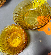 Load image into Gallery viewer, Set o 5 bowlen fach ac un bowlen gweini gwydr amber Art Deco / Art Deco set of 5 amber glass small bowls and a serving bowl

