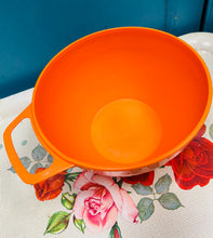 Load image into Gallery viewer, Powlen blastic 4 peint Retro oren gyda handlen o’r 70au / Retro 4 pints orange plastic bowl with handle from the 70s
