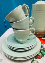 Load image into Gallery viewer, Set o 6 cwpan, soser a phlat espresso Vintage Beryl Ware Woods lliw mint o’r 40au / Vintage set of 6 Beryl Ware Woods mint coloured espresso cup, saucer and plate set from the 40s
