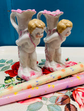 Load image into Gallery viewer, Pâr o ganhwyllbrenau seramig Ceriwbiaid Fictoraidd / Pair of ceramic Victorian Cherub candlesticks
