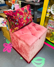 Load image into Gallery viewer, Pouffe / Ottoman felfed pinc Retro o’r 70/80au / Retro pink velvet Pouffe / Ottoman from the 70/80s
