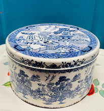 Load image into Gallery viewer, Tin mawr Vintage patrwm Willow Pattern / Large Vintage Willow Pattern design vintage tin
