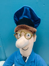 Load image into Gallery viewer, Tegan meddal Postman Pat o 1998 / Postman Pat soft toy from 1998
