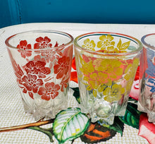 Load image into Gallery viewer, Set o 6 gwydryn shot blodeuog lliwgar Retro o’r 60au / Retro set of 6 floral colourful shot glasses from the 60s

