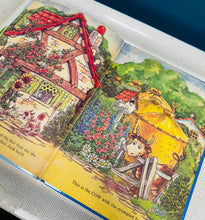 Load image into Gallery viewer, Llyfr clawr caled Vintage ‘The house that Jack built’ a ‘Hansel a Gretel’ o 1970 / Vintage ‘The house that Jack built’ and ‘Hansel a Gretel’ hardback book from 1970
