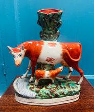 Load image into Gallery viewer, Fâs spill buwch a llo Staffordshire Hynafol cefn flat o’r 1860au / Antique Staffordshire flatback cow and calf spill vase from the 1860s
