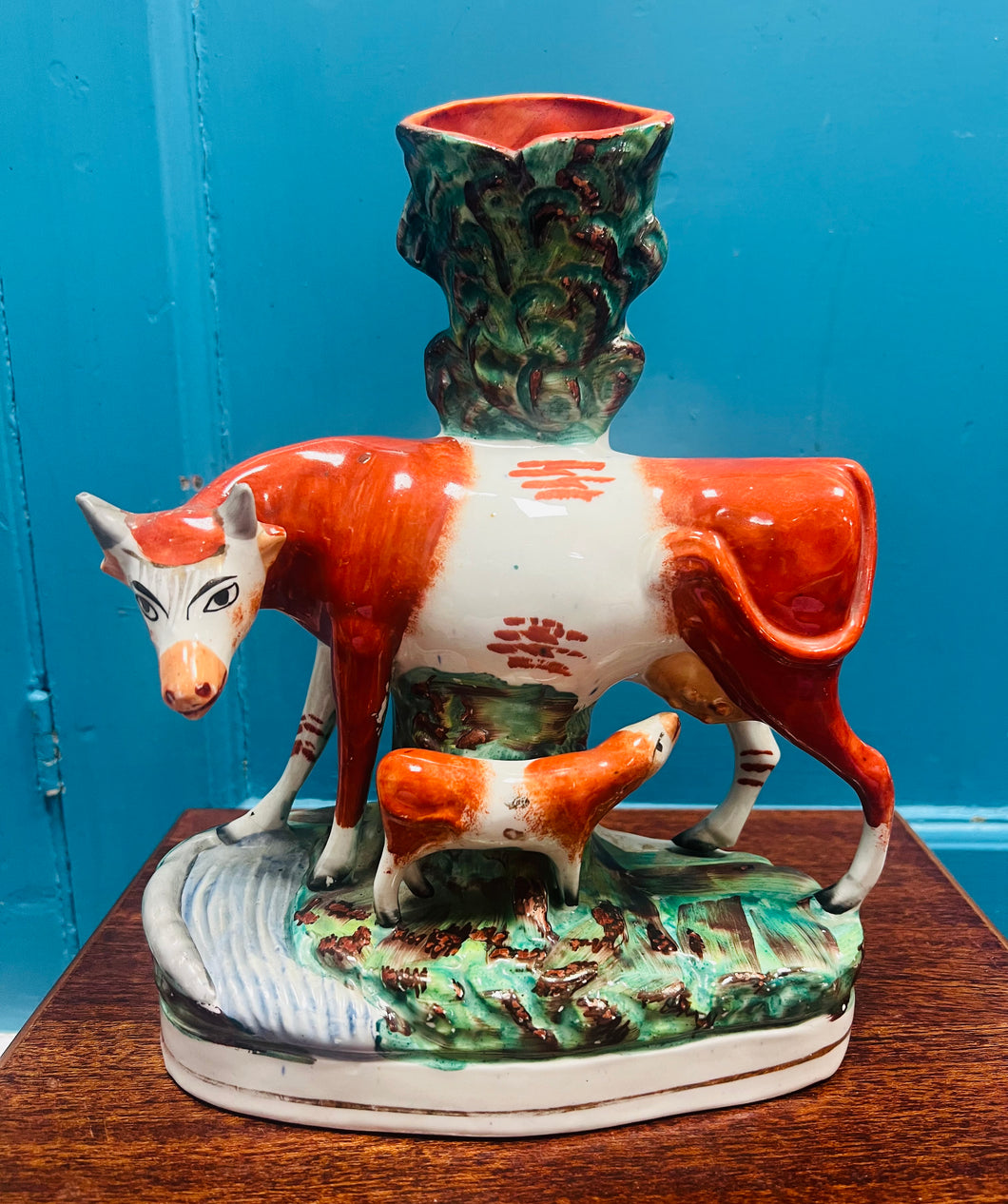 Fâs spill buwch a llo Staffordshire Hynafol cefn flat o’r 1860au / Antique Staffordshire flatback cow and calf spill vase from the 1860s