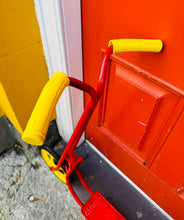 Load image into Gallery viewer, Scŵter plentyn metel coch a melyn Vintage o’r 60au / Vintage red and yellow metal child’s scooter from the 60s
