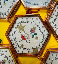Load image into Gallery viewer, Ffrâm bach ‘Mae Robin Goch yn ymddangos pan fydd anwyliaid yn agos’ wedi eu gwneud â llaw / Handmade  ‘Mae Robin Goch yn ymddangos pan fydd anwyliaid yn agos’ small frame
