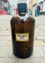 Load image into Gallery viewer, Potel fferyllfa Vintage ‘Thiamine HCI TAB 10mg’ gwydr brown fawr / Large Vintage brown glass ‘Thiamine HCI TAB 10mg’ pharmacy bottle
