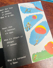 Load image into Gallery viewer, Llyfr ‘Teithio ar Fôr ac yn yr awyr’ o gyfres ‘Geiriau eich Plant’ o 1969 / ‘Teithio ar Fôr ac yn yr awyr’ book from the ‘Geiriau eich Plant’ series from 1969
