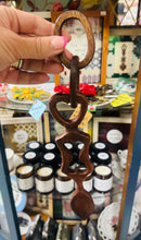 Load image into Gallery viewer, Llwy Garu Gymreig calon a dolen wedi’i wneud â llaw / Handmade heart and link Welsh Love Spoon
