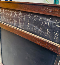 Load image into Gallery viewer, Bwrdd du Edwardaidd yn troi'n ddesg plentyn, gyda bwrdd efo 20 o ddelweddau yn sgrolio / Edwardian child’s drawing black board converting into a desk, with a scrolling picture board with 20 images
