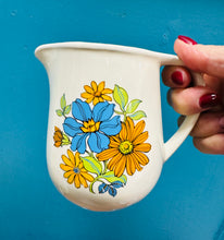 Load image into Gallery viewer, Jwg llefrith blodeuog glas ac oren Faianta Sighisorara Retro / Retro Faianta Sighisorara blue and orange floral milk jug
