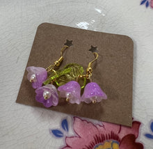 Load image into Gallery viewer, Clustlysau blodau gwydr steil Vintage / Vintage style glass flower earrings
