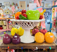 Load image into Gallery viewer, Ffrwythau mewn bowlen seramig wedi eu gwneud â llaw yn yr Eidal yn y 60au / Ceramic laced fruit basket hand made in Italy in the 60s
