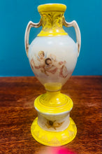 Load image into Gallery viewer, Fâs blodeyn Eidalaidd Hynafol gyda Cherubs / Antique Italian Cherubs bud vase
