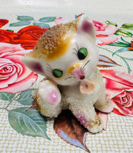 Load image into Gallery viewer, Ffigwr cath Kitsch Vintage o’r 50au / Vintage Kitsch kitten figure from the 50s
