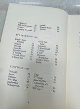 Load image into Gallery viewer, Llyfr clawr caled argraffiad cyntaf ‘Detholiad o gerddi’ T.H.Parry Wiiliams o 1972 wedi ei arwyddo gan y bardd / Signed first edition harback book ‘Detholiad o gerddi’ T.H.Parry Wiiliams from 1972
