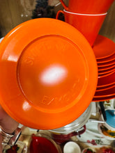 Load image into Gallery viewer, Set 18 darn Melaware Retro oren a gwyn o’r 70au / Retro orange and white 18 piece Melaware set from the 70s

