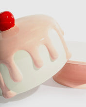 Load image into Gallery viewer, Stand cacen mawr seramig gydag chaead ceirios ac eisin pinc / Large ceramic cake stand with cherry and pink icing lid
