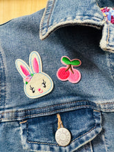 Load image into Gallery viewer, Siaced denim ail law maint 10 gyda patches lliwgar hwyliog / Second hand size 10 denim jacket with colourful fun patches
