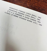 Load image into Gallery viewer, Llyfr ‘I ble? Pa ffordd?’ o gyfres ‘Geiriau eich Plant’ o 1969 / ‘I ble? Pa ffordd?’ book from the ‘Geiriau eich Plant’ series from 1969
