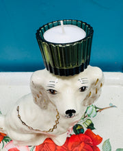 Load image into Gallery viewer, Spaniel Staffordshire Hynafol gyda tealight gwydr gwyrdd ar ei ben / Antique Staffordshire Spaniel with a green glass tealight on top
