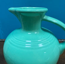 Load image into Gallery viewer, Carafe Vintage Art Deco Homer Lauglin Fiestaware gwyrdd ‘seamist’ Art Deco prin o America / Vintage Art Deco rare seamist green Homer Laughlin Fiestaware carafe from America
