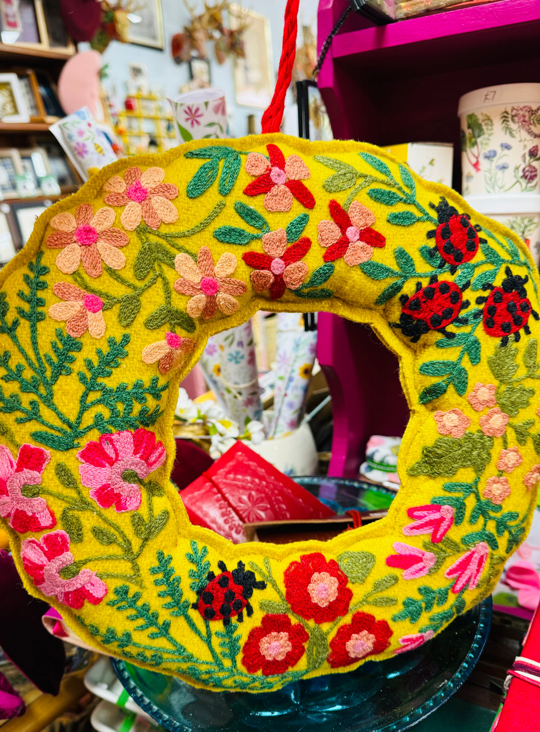 Wreath ffelt melyn blodau a buwch goch gota wedi ei brodio â llaw / Hand embroidered flowers and ladybirds yellow felt wreath